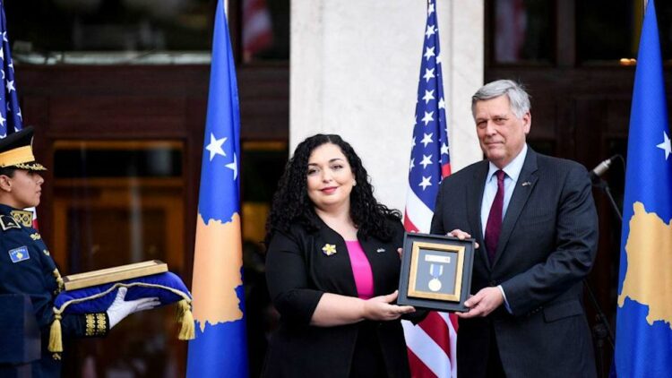 Vjosa Osmani akordon Medaljen e lartë për djalin e Joe Biden. Flet Presidenti Amerikan: Është nder i madh