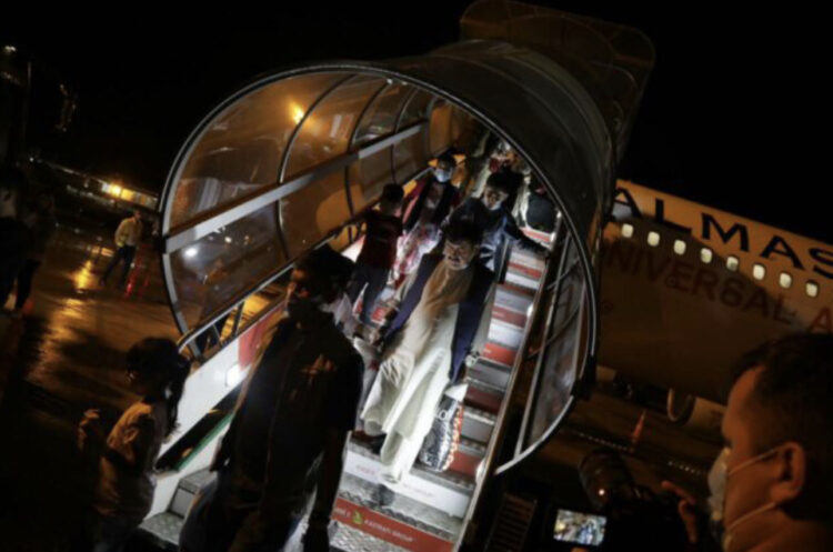 Mbërrijnë në Shqipëri 2 avionë të tjerë me 182 afganë! Dërgohen në ‘Qytet Studenti’ dhe në hotelet e Durrësit