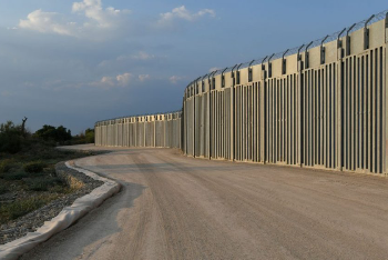 Greqia ngre 40 kilometra mur kufitar, për të penguar refugjatët e pritshëm afganë