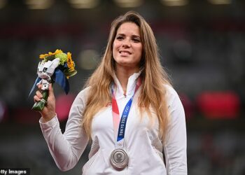 25-vjeçarja shet medaljen e fituar në Olimpiadë për të financuar operacionin e një fëmije 8 muajsh