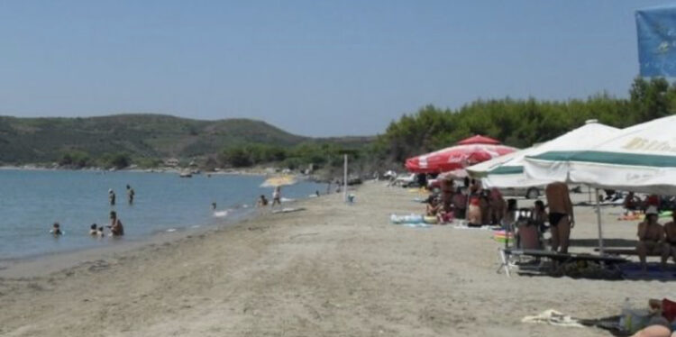 Humb jetën një pushues në plazhin e Zvërnecit, dyshohet për atak kardiak