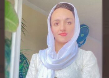 Dorëzohet kryebashkiakja e parë femër në Afganistan: ‘Jam ulur dhe po pres talebanët të më vrasin’