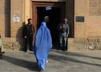 ‘Talebanët më morën tim atë’, historia e dhimbshme e një vajze nga Afganistani