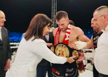 Mposhti kundërshtarin holandez, ministrja Kushi i dorëzon titullin boksierit Ferit Keta