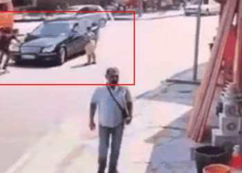 E rëndë në Peshkopi/ Momenti kur ‘Benz-i’ përplas këmbësorin, qytetarët të tronditur i vijnë në ndihmë