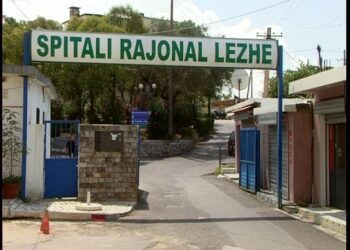 Makina në Lezhë përplas një fëmijë teksa kalonte rrugën, 6-vjeçari në gjendje të rëndë