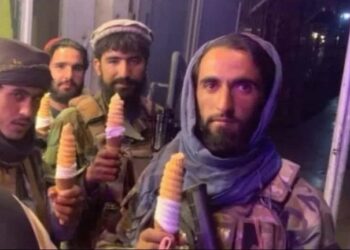 FOTO virale/ Pasi erdhën në pushtet, talebanët pozojnë duke ngrënë akullore