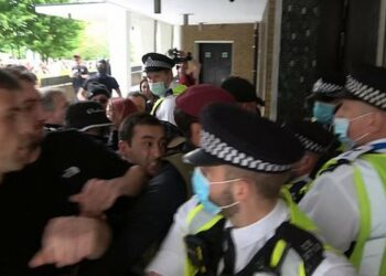 Pasaportat e vaksinimit, momentet kur britanikët përleshen për të hyjr në studiot e BBC-së