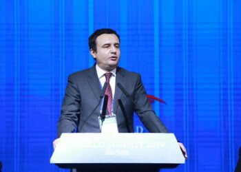 Kurti: Vetëm kur të lidhemi fort do të mund të hapemi me fqinjët pa u rrezikuar