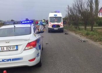 Aksident në Elbasan, humb jetën fëmija 3 vjeç, në gjendje të rëndë nëna
