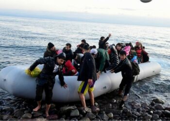 Mbytet varka me emigrantë që i ishte drejtuar Italisë, dyshohet për disa viktima