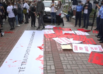 Vrasja e 18-vjeçares/ Protestë para objektit të qeverisë, hidhet bojë e kuqe