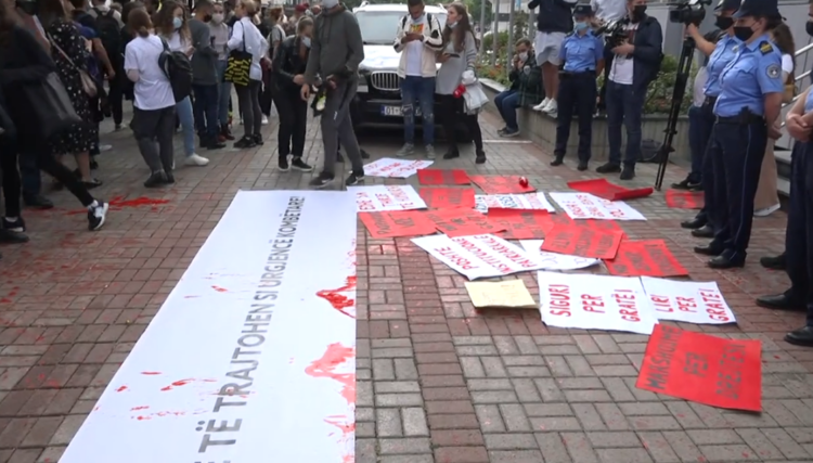 Vrasja e 18-vjeçares/ Protestë para objektit të qeverisë, hidhet bojë e kuqe