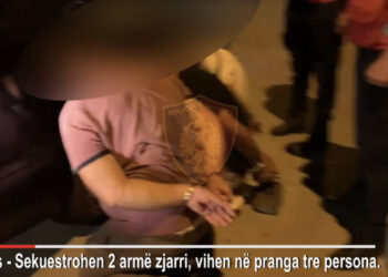 EMRAT/ Armë në automjet, arrestohen tre persona në Durrës