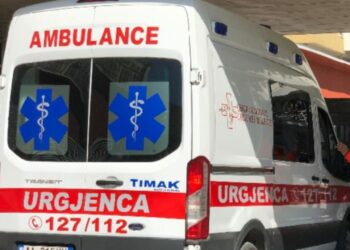 Makina përplas këmbësoren në Korçë, niset me urgjencë drejt spitalit