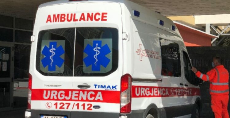 Makina përplas këmbësoren në Korçë, niset me urgjencë drejt spitalit