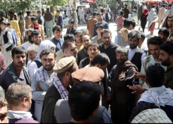 Nuk janë paguar prej 6 muajsh, afganët dalin në protestë para bankës së Kabulit