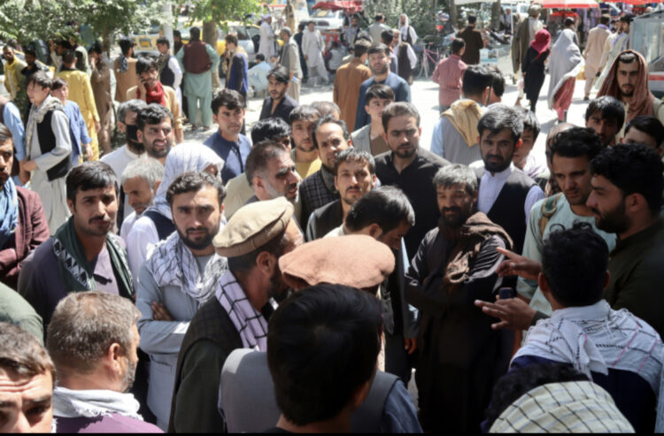 Nuk janë paguar prej 6 muajsh, afganët dalin në protestë para bankës së Kabulit