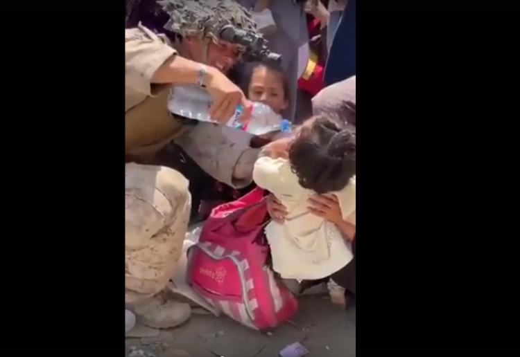 Marinsi amerikan u jep ujë fëmijëve afganë, videoja bëhet virale në internet