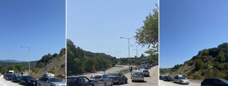 Temperaturat 40 °C, pala greke torturon shqiptarët në Kakavije: Radha shkon 4 km