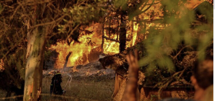 Beteja me flakët në Greqi, raportohet për 16 të lënduar