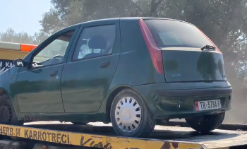 U qëllua me plumb në kokë, dalin pamjet e makinës ku u gjet i pajetë 25-vjeçari në Vlorë