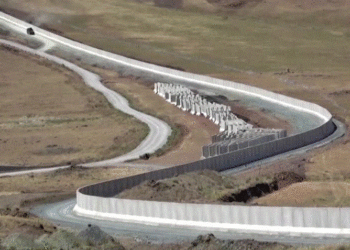 VIDEO/ Turqia nis ndërtimin e murit në kufi për të ndaluar hyrjen e refugjatëve afganë