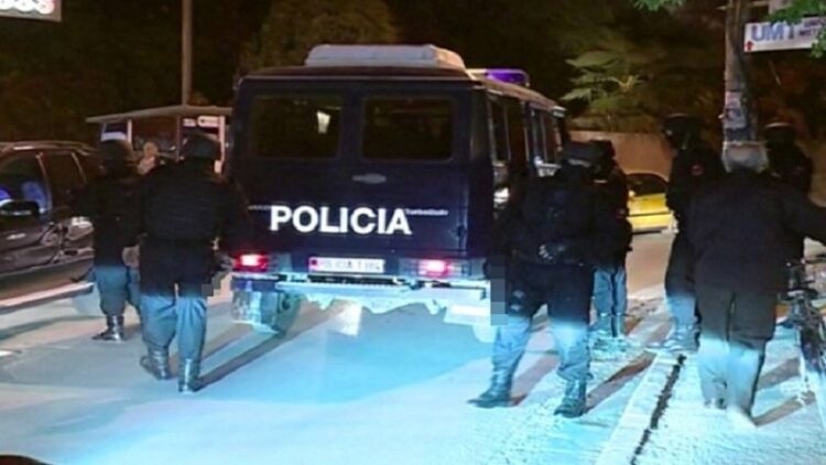 RENEA del në terren/ Kontrolle të befasishme në tre qytete, disa të arrestuar, sekuestrohen armë e drogë