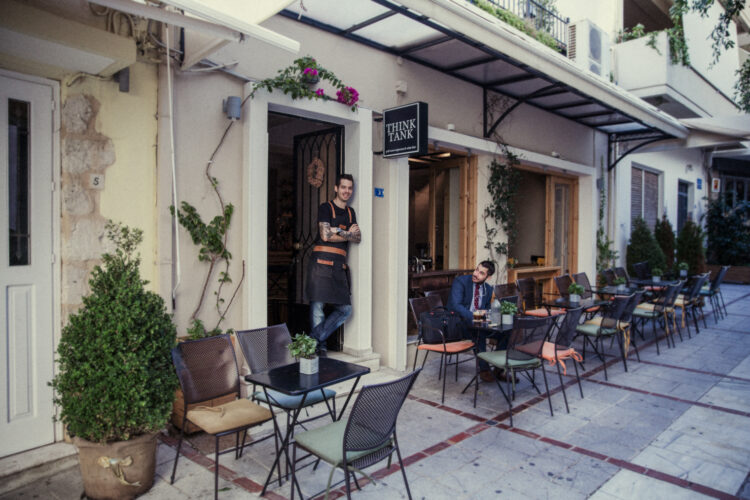 Qeveria greke merr vendimin: Vaksinë ose test për t’u ulur në kafene që nga vjeshta