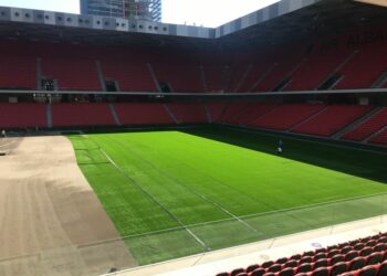 FOTO/ Nis shtrimi i tapetit në stadiumin “Air Albania”