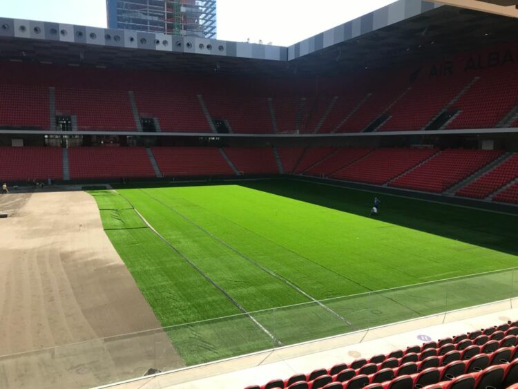 FOTO/ Nis shtrimi i tapetit në stadiumin “Air Albania”