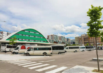 Drejtonte i dehur autobusin me 36 pasagjerë, pranga shoferit të linjës Korçë-Tiranë
