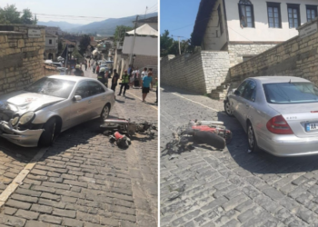 Aksident në Berat/ Motori me shpejtësi përplaset me makinën e parkuar, plagosen rëndë dy të rinj