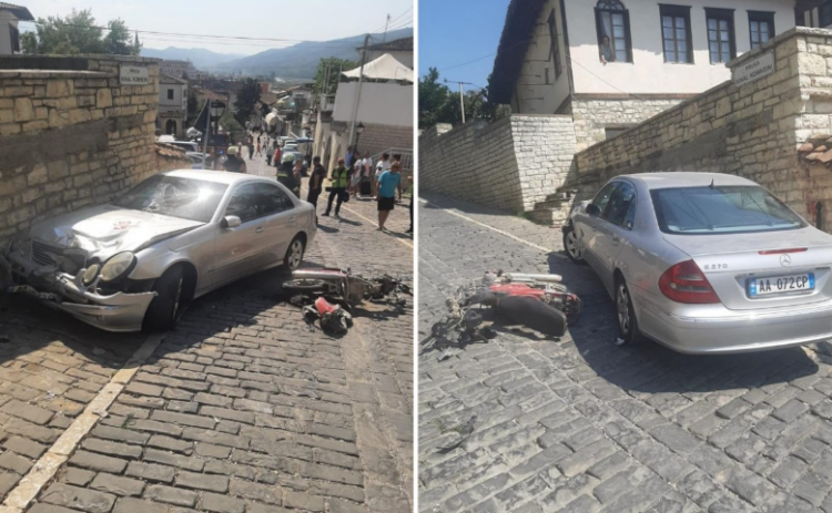 Aksident në Berat/ Motori me shpejtësi përplaset me makinën e parkuar, plagosen rëndë dy të rinj