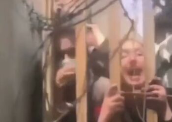 Gratë dhe vajzat afgane ulërasin e qajnë, i luten ushtarëve amerikanë për ndihmë në aeroportin e Kabulit