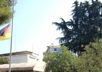 Ambasada gjermane në Tiranë ul flamurin në gjysmë shtizë