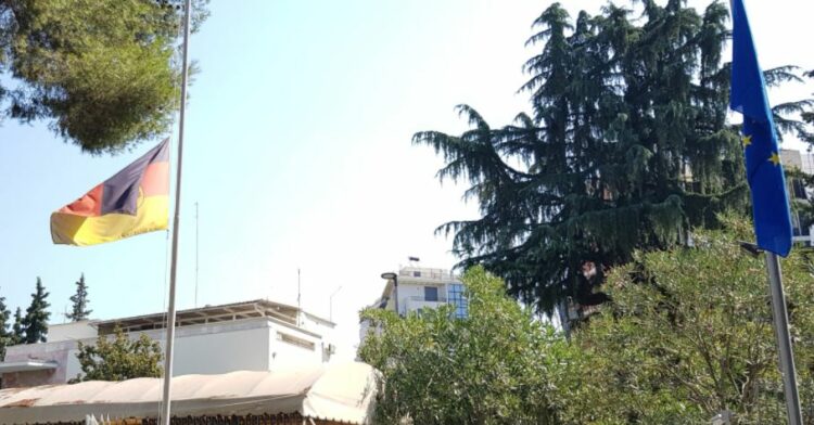 Ambasada gjermane në Tiranë ul flamurin në gjysmë shtizë