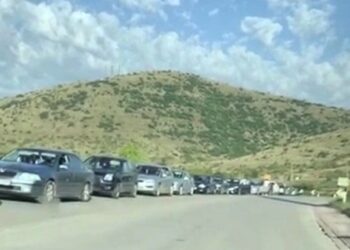 Radhë kilometrike në Kapshticë, doganierët shpërndajnë ujë për emigrantët që presin