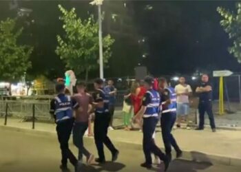 Hodhi kapsolla gjatë performancës së Goran Bregoviç në Festën e Birrës, lihet në burg 21-vjeçari