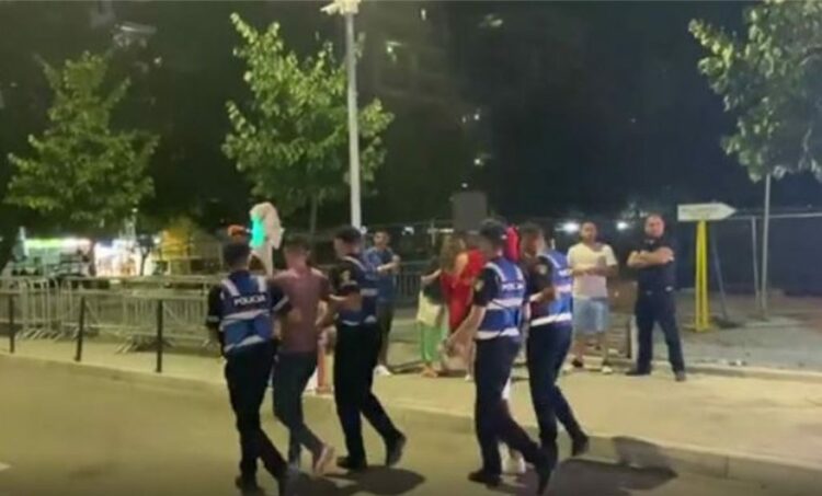 Hodhi kapsolla gjatë performancës së Goran Bregoviç në Festën e Birrës, lihet në burg 21-vjeçari