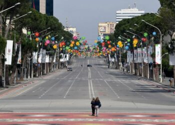 A do rikthehen masat shtrënguese në Shqipëri? “DW”: Qindra raste të reja infektimesh në ditë