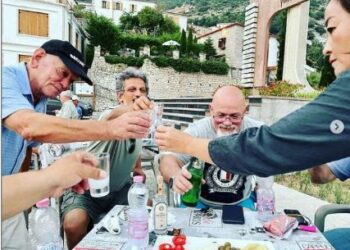 Yuri Kim merr pushimet e verës, ”e mban frymën” te fshati i gjyshes së Edi Ramës, pi uzo me banorët