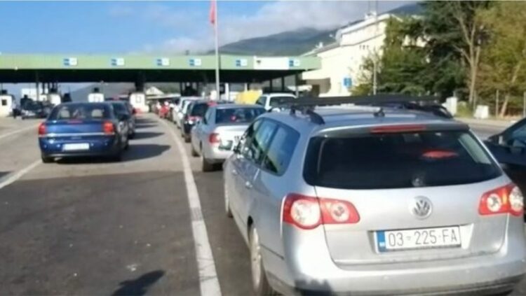 Kosova shtrëngon masat, kthen në kufi dhjetëra shqiptarë të pavaksinuar dhe pa test