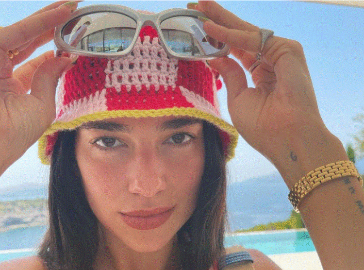 Pushimet e Dua Lipës bëjnë jehonë në mediat e huaja, “Daily Mail” i dedikon artikull artistes dhe Shqipërisë