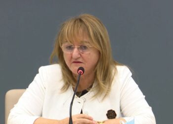 Ulet ora policore/ Vaksinim të detyruar për studentët, mësuesit e stafet mjekësore. Karantinë 10 ditore për ata që hyjnë në Shqipëri