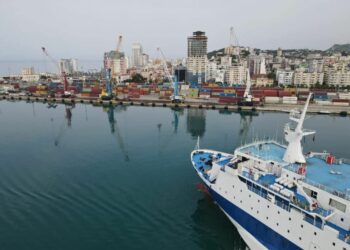 Shkaktoi ndotje të ujërave në terminalin e Portit të Durrësit/ Procedohet penalisht kapiteni i tragetit