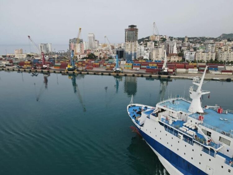 Shkaktoi ndotje të ujërave në terminalin e Portit të Durrësit/ Procedohet penalisht kapiteni i tragetit