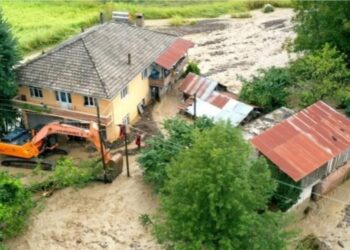 Arrin në 70 numri i viktimave nga përmbytjet në Turqi