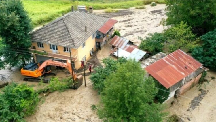 Arrin në 70 numri i viktimave nga përmbytjet në Turqi