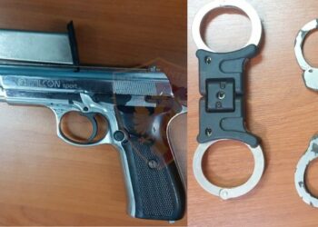 I gjendet pistoletë dhe pranga policie, arrestohet i riu në Durrës